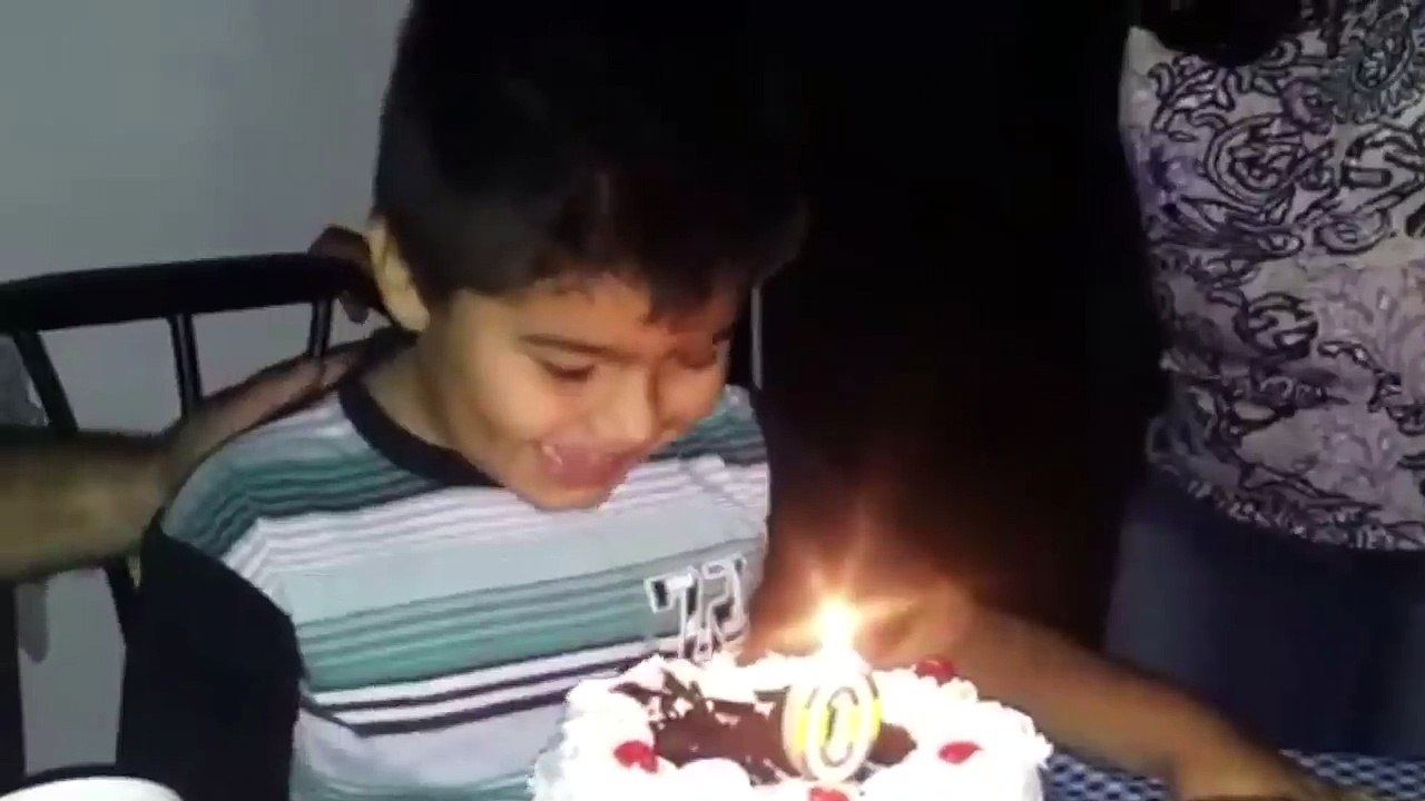 Manger le gâteau sans souffler les bougies (Chili)