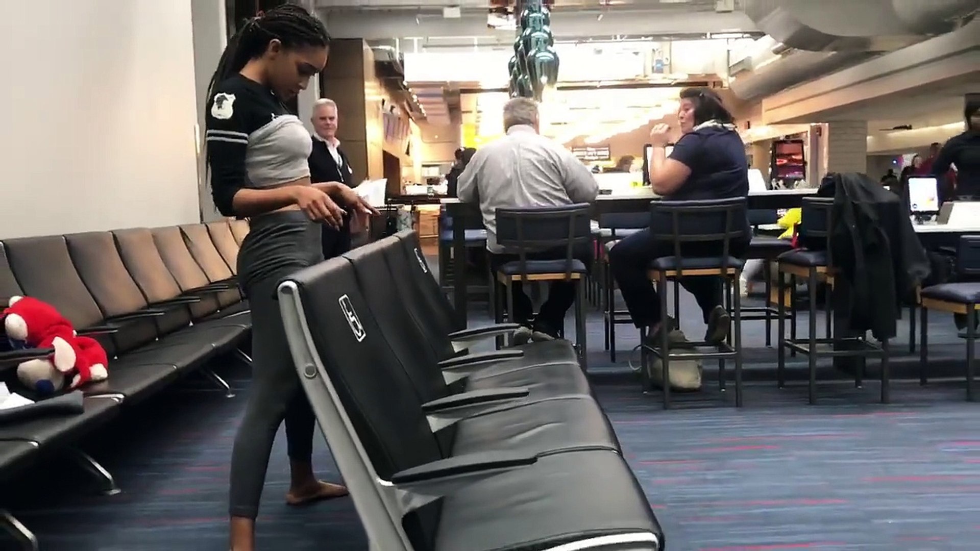⁣Limbo sous un siège d'aéroport