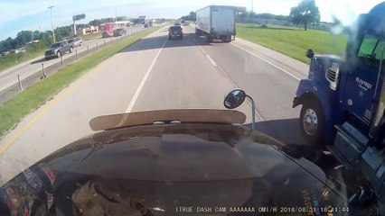 Kiki Challenge devant une voiture de police