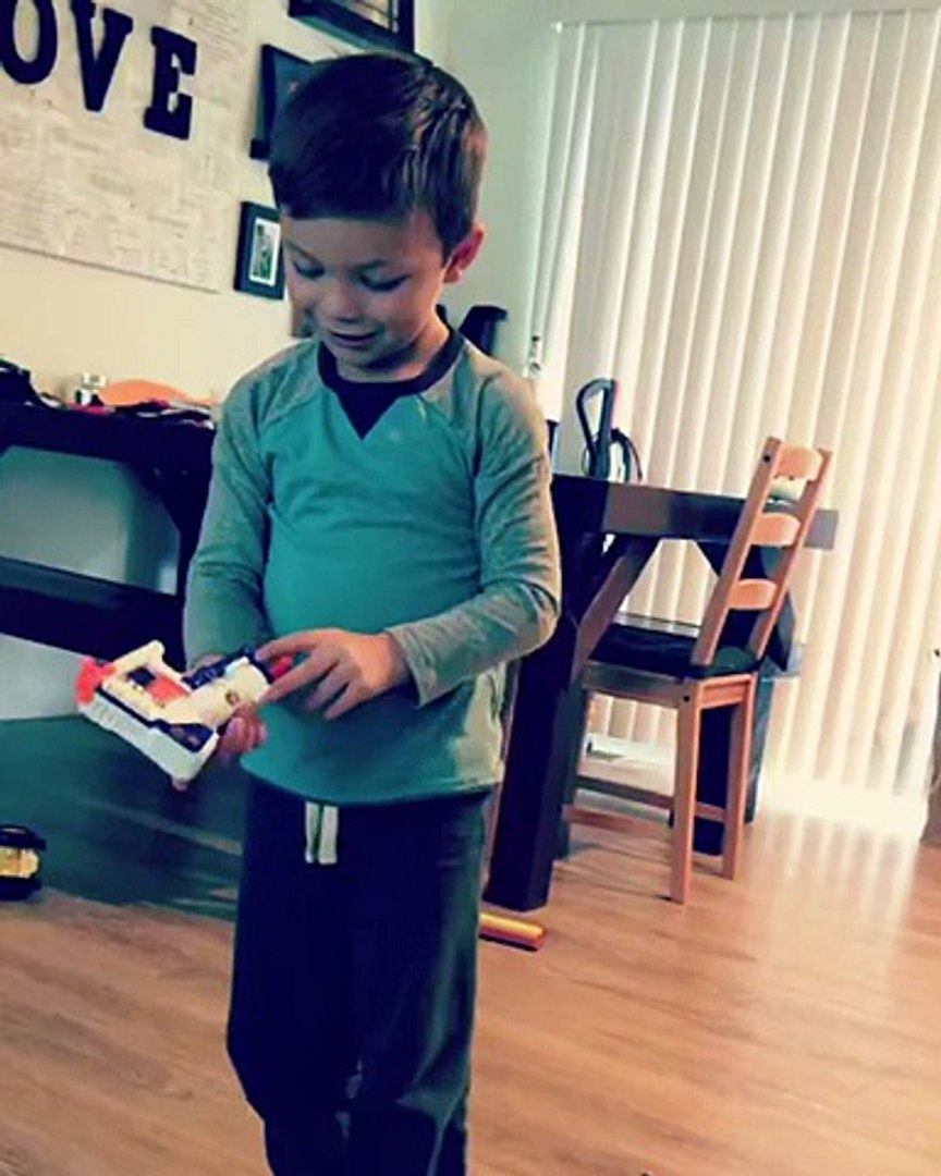 Un enfant teste un pistolet Nerf entre ses jambes - Vidéo Dailymotion