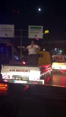 Une femme danse à l'arrière d'un pickup (Fail)