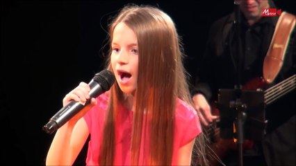 Lévanah chante  C'est la vie !  sur scène, une adaptation de  That's life