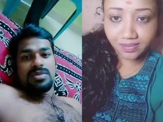 ప్రియుడితో కన్ను గీటు వీడియో కాల్స్, మలయాళం నటికి పోటీ: వైరల్!