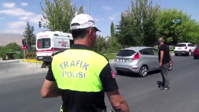 Niğde'de Trafik Kazası! Ambulans ile Otomobil Çarpıştı: 4 Yaralı