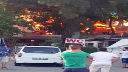 Tüp bomba gibi patladı... Tatilciler alev alev yanan kafeyi korkulu gözlerle izledi