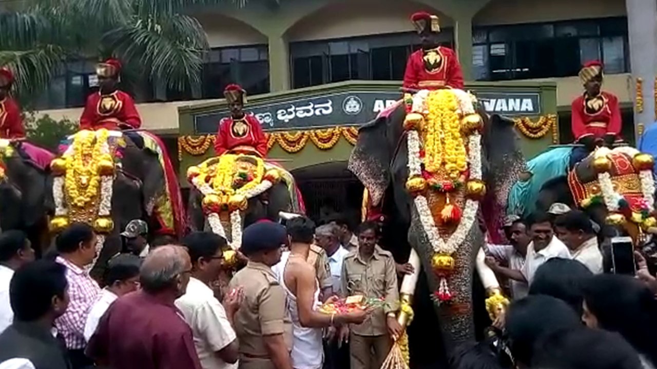 Mysore Dasara 2018 : ಅರಣ್ಯ ಭವನದಿಂದ ಅರಮನೆ ಅಂಗಳಕ್ಕೆ ಬಂದಿಳಿದ ಗಜಪಡೆ  | Oneindia Kannada