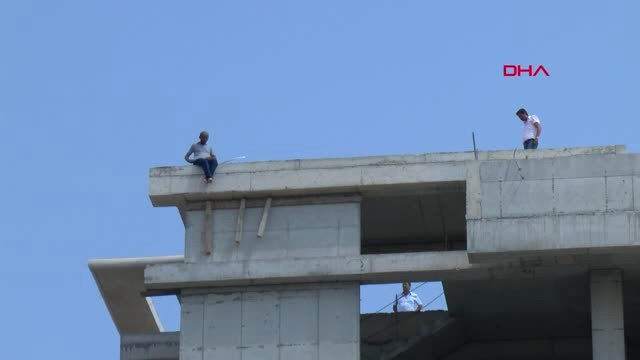 Antalya 9 Katlı İnşaatın Çatısına Çıkan Adamı 'Yemek'le İkna Ettiler