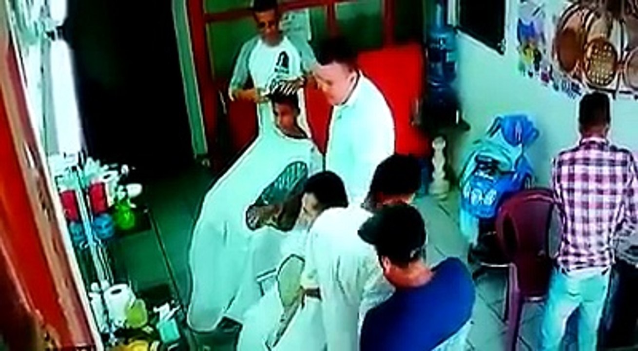 Sujetos que asaltaron una barbería de Santa Ana