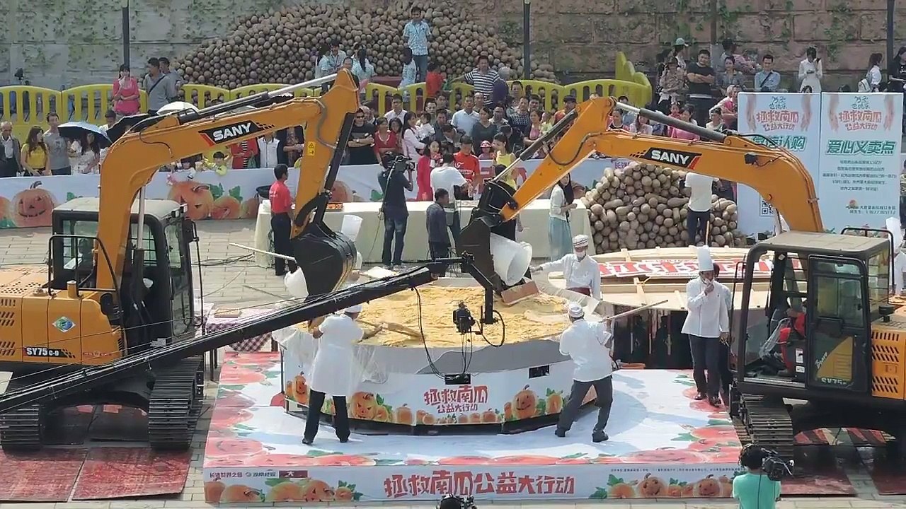 Chefs create the largest Steamed pumpkin pie :O :O