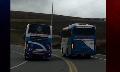 busesAficionado captan en fotografía a dos buses interprovincial compitiendo en plena curva