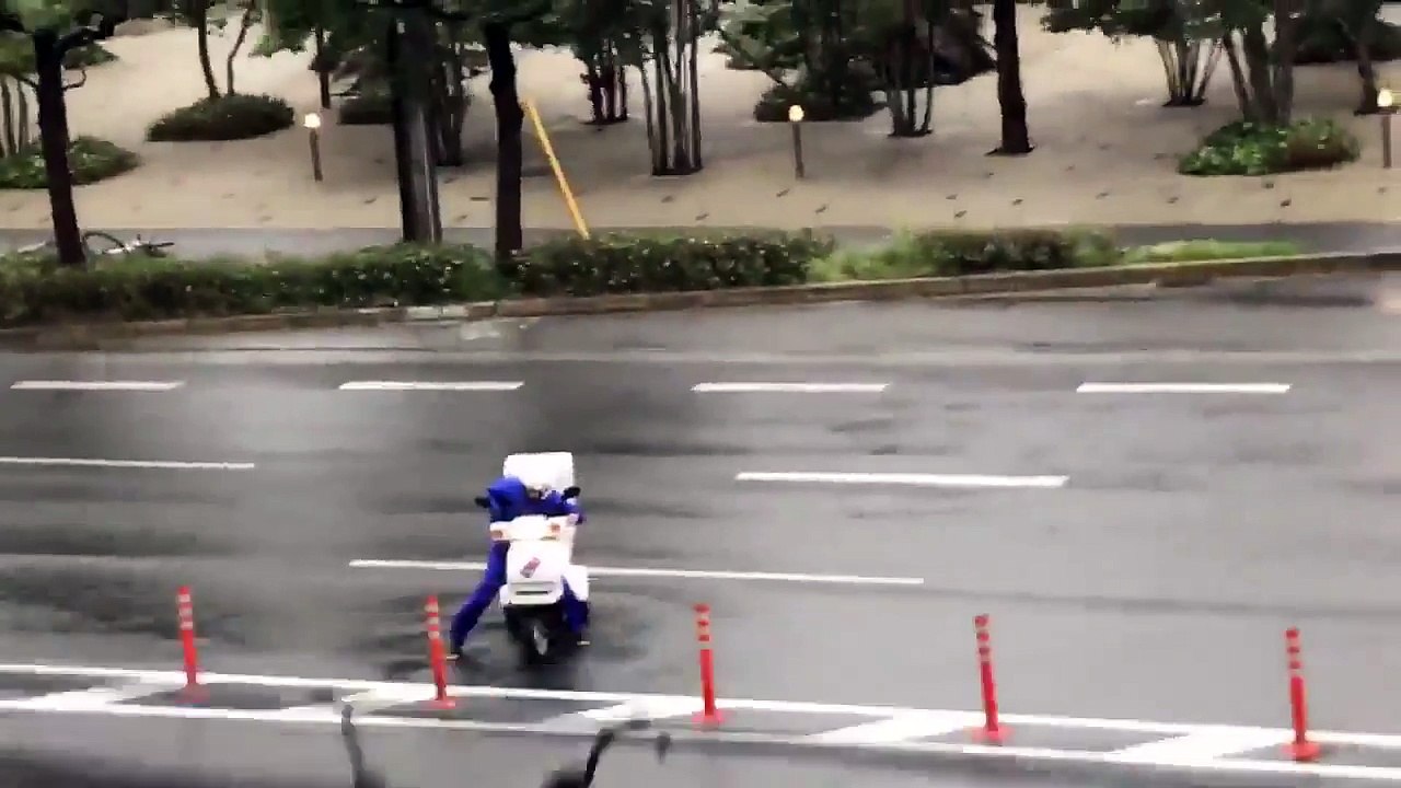 Ce livreur de pizza japonais prend tout les risques pour livrer sa pizza en plein typhon