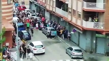 Des centaines de manifestants s'en prennent à des squatteurs  et les délogent d'un immeuble