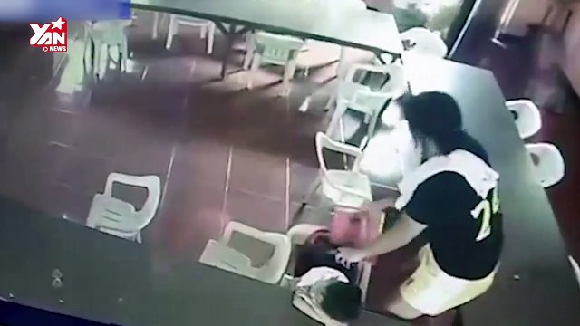 Ngủ gật trong lớp bị đánh thức, cậu bé thức giấc rồi bê luôn ghế nhựa của trường về nhà thay vì cặp sách