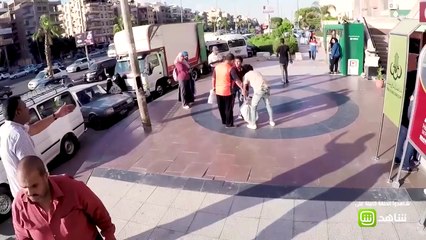 #الصدمة - شاب يعذب كلب في الشارع والناس في مصر تتدخل