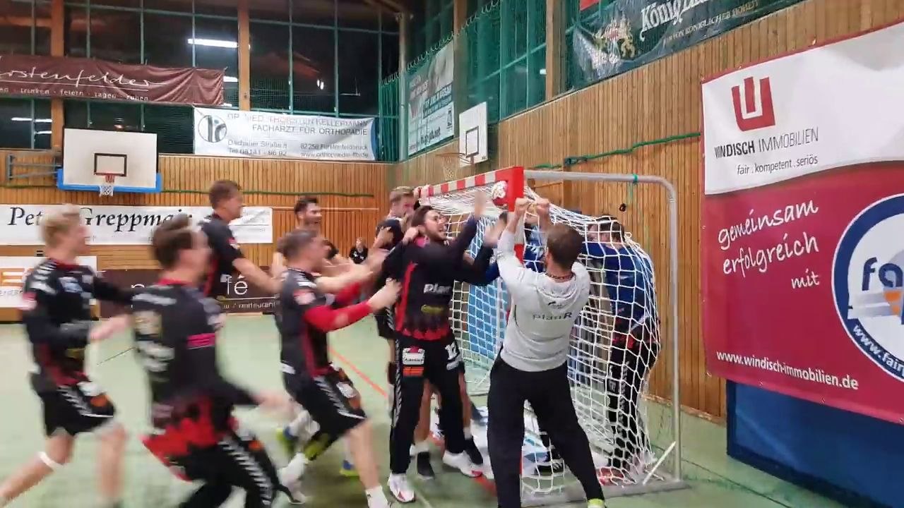 Un jet franc se coince dans la lucarne (Handball)