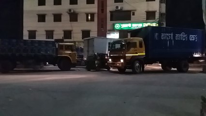 গভীররাতে ট্রাক ওয়ালাদের কান্ড দেখুন