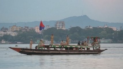 Dos muertos y once desaparecidos tras volcar un barco en la India