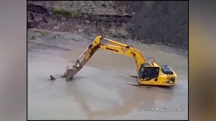 Ils chassent des crocodiles avec une pelleteuse