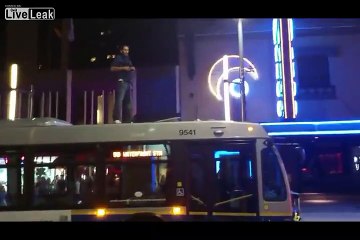 Un gars bourré fait des roulades sur le toit d'un bus