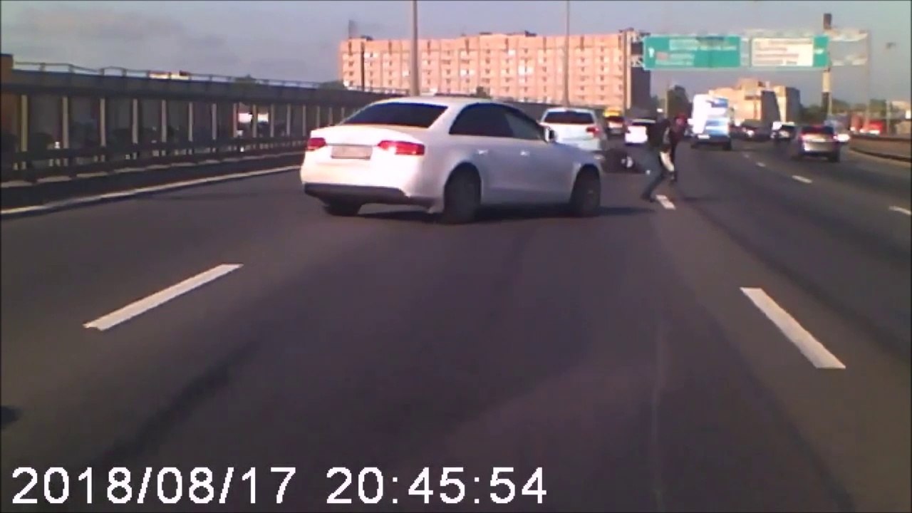 Le réflexe de cet automobiliste qui  coupe la route pour protéger un motard qui vient de chuter au milieu de l'autoroute