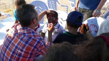 Aileleri tarlada, çocukları bilim ve sanat eğitiminde