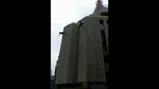 Quand deux membres du GIGN chinois descendent à la corde sur la façade d’un immeuble