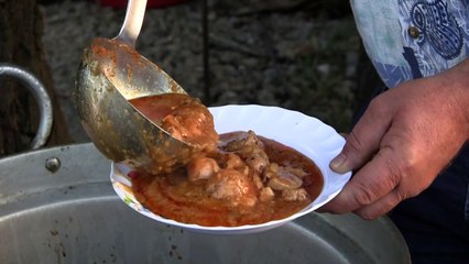 Duelo de chefs en un concurso de cocina… de testículos