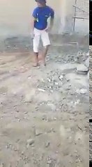 ВИДЕО: Ўзбекистонлик қурувчи экскаватор пақири билан зажигалкани ёндирдиИжтимоий тармоқларда тарқалган бу видеода ўзбек тилида гапираётган бир гуруҳ қурувчила