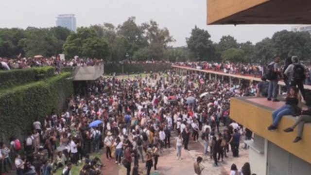 Estudiantes mexicanos marchan contra la violencia hacia universitarios