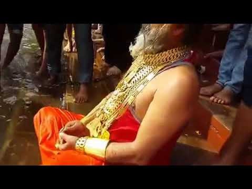 20 किलो सोना पहनकर गोल्डन बाबा पहुंचे हरिद्वार, लगाई गंगा में डुबकी | गोल्डन बाबा | Golden Baba