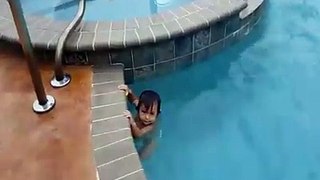 Görenleri Şaşkına Çeviren Doğuştan Yüzücü Bebek