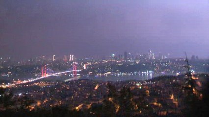 İstanbul'da Şimşekler Geceyi Aydınlattı