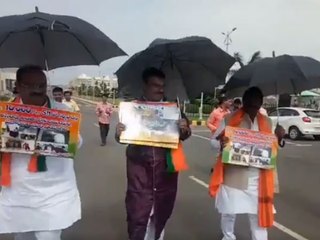 గొడుగు, రెయిన్ కోట్‌తో వచ్చిన బీజేపీ ఎమ్మెల్యేలు