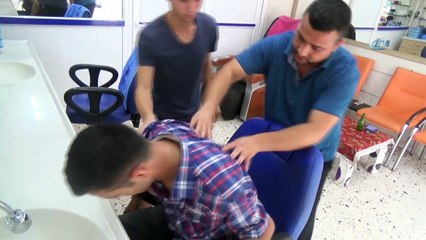 Müşteriler bu berbere dayak yemeye geliyor