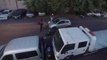 Un passant malmène des voleurs de moto en les percutant violemment avec sa voiture