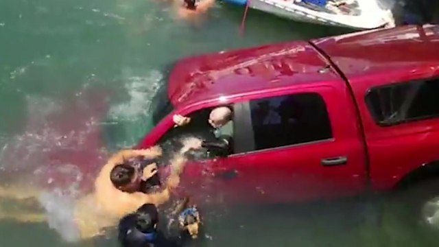 Une famille est secouru alors qu'elle coulait avec sa voiture dans le port