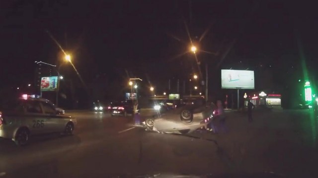 Un automobiliste retourne sa voiture tout seul et glisse sur le toit sur plusieurs mètres