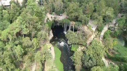 Turistleri "Büyüleyen" Şelale