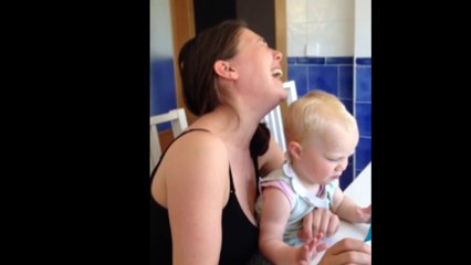 赤ちゃんも仰天、泣きながら笑うママ