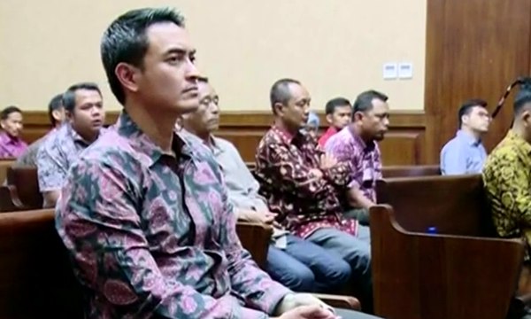 Suap APBD Jambi Jerat Gubernur Nonaktif Zumi Zola