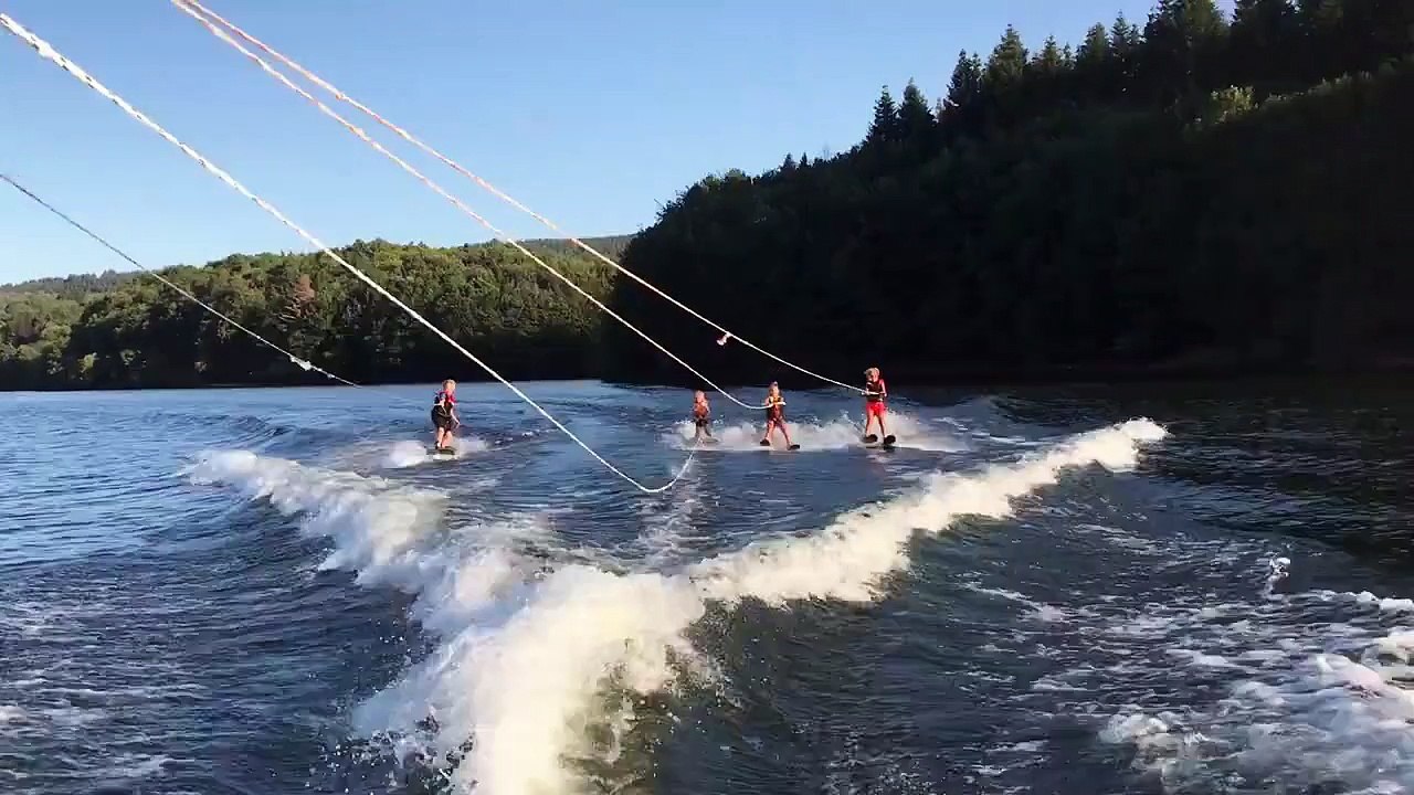 4 frères et soeurs de 3 à 9 ans font de ski nautique ensembles