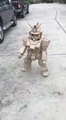 Il fabrique un costume de robot en carton pour son enfant et c'est une réussite