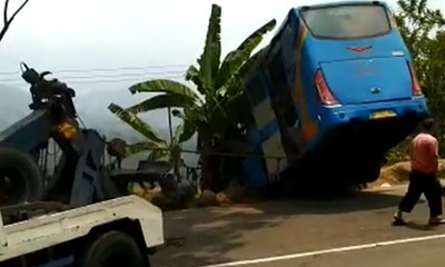 Pengangkatan Badan Bus Butuh Waktu 3 Jam