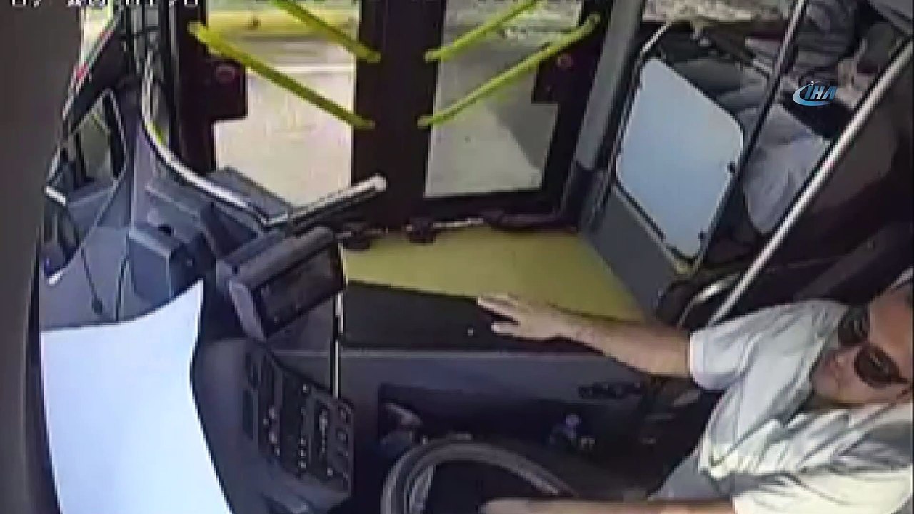 Otobüsü durdurup görme engelli vatandaşı yolun karşısına geçirdi