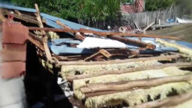 Dolu yağışı beyaza bürüdü...Şiddetli fırtına ağaçları devirdi, çatıları uçurdu