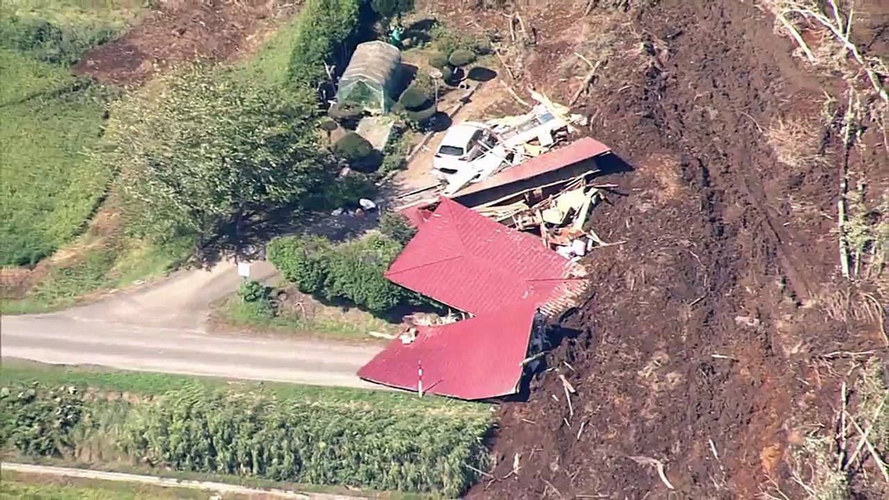 Glissements de terrain, routes dévastées, maisons détruites... Le Japon touché par un séisme meurtrier