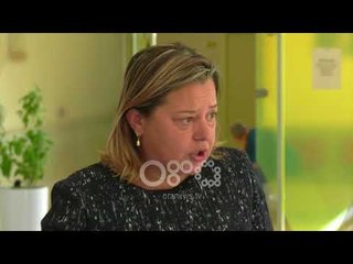 Ora News -  Humbi para pak ditësh të atin nga kanceri, shikoni ç’bën gazetarja sot te onkologjiku
