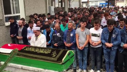 Denize atlarken kafasını taşa vurup hayatını kaybeden gence acı veda