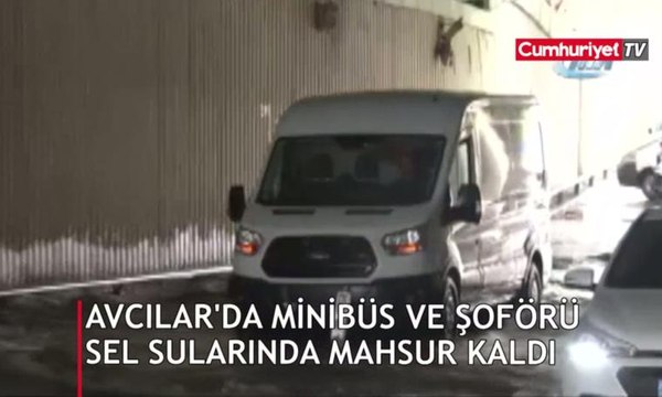 Avcılar'da minibüs ve şoförü sel sularında mahsur kaldı