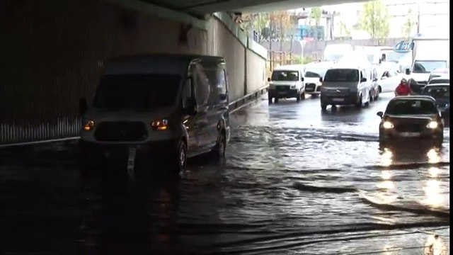 Avcılar'da Minibüs ve Şoförü Sel Sularında Mahsur Kaldı